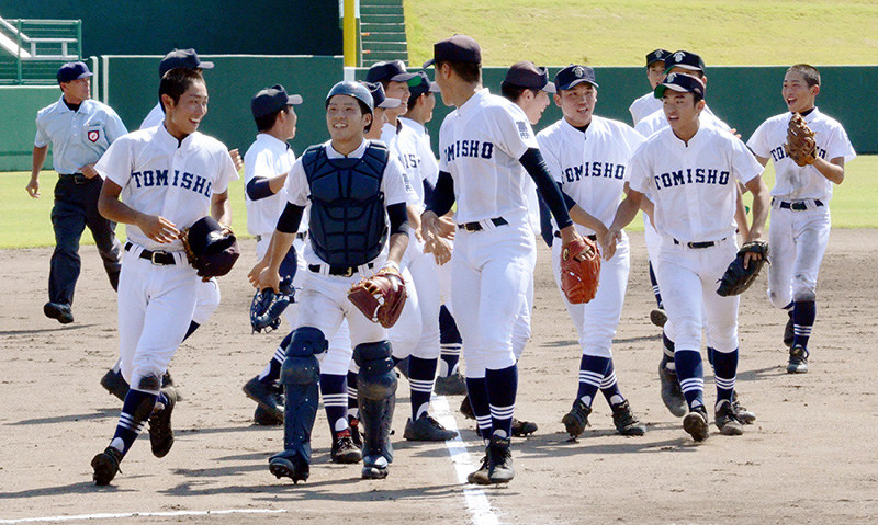 2017年秋の富山県大会準決勝で「両商対決」を制し笑顔を見せた富山商ナイン=富山市五福で2017年9月24日、古川宗撮影