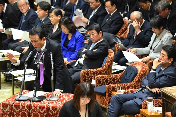 コインチェック問題は国会でも取り上げられる。質問に答える麻生太郎財務相(2018年1月29日、川田雅浩撮影)