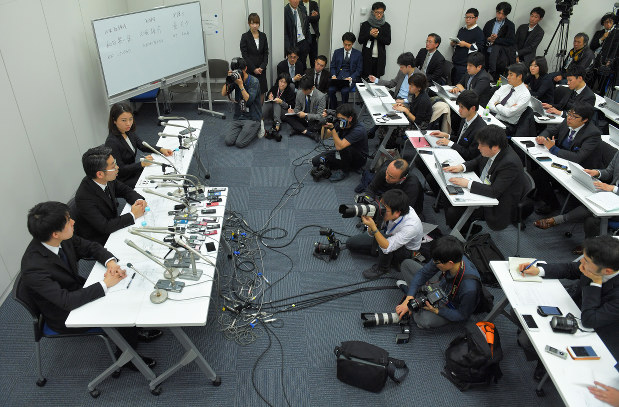 記者会見するコインチェック幹部(2018年1月27日午前0時27分、手塚耕一郎撮影)