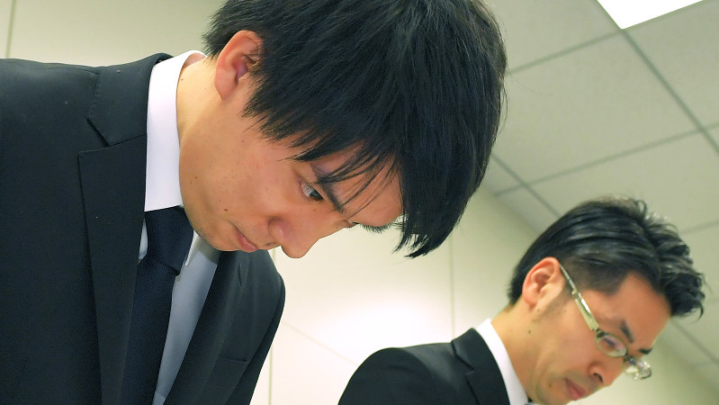 記者会見で謝罪するコインチェック社の和田晃一良社長(左)=2018年1月26日、手塚耕一郎撮影