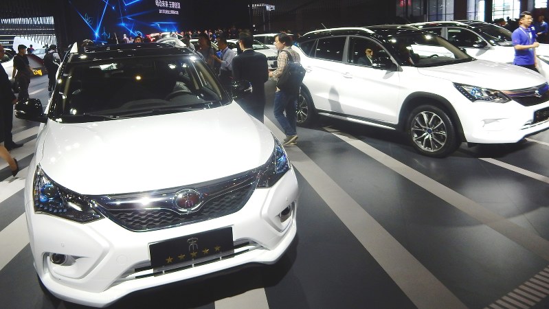 中国メーカー、比亜迪(BYD)の電気自動車=上海国際自動車ショーで2017年4月19日、赤間清広撮影
