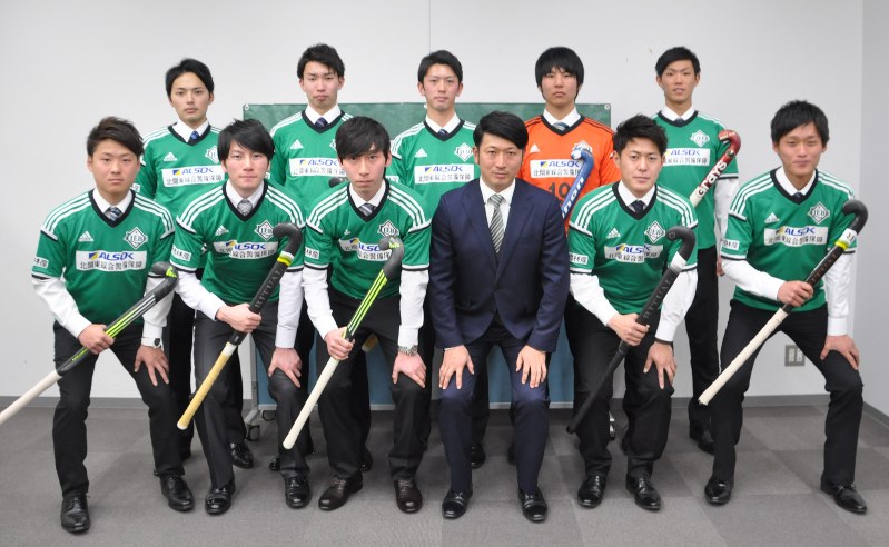 ホッケー男子日本リーグ1部に初参戦するリーベ栃木の福田敏昭監督(中央)と新入団選手=県庁で