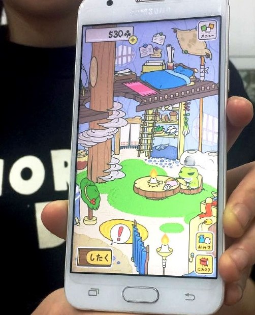 「旅かえる」の操作画面。中央の机に座っているのが旅好きのカエル=中国北京市で、赤間清広撮影
