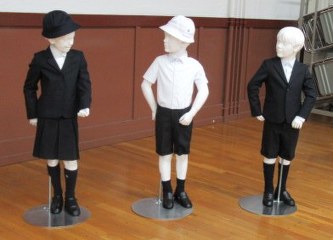 泰明小学校で導入予定のアルマーニの標準服=同小提供