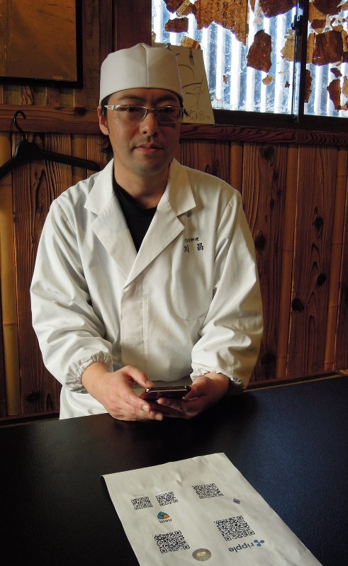 仮想通貨で決済する「川昌」の飯塚裕志料理長。昨年１２月の決済導入後、他県からの来客が増えた＝埼玉県松伏町のうなぎ店「川昌」で２０１８年１月３１日、大村健一撮影