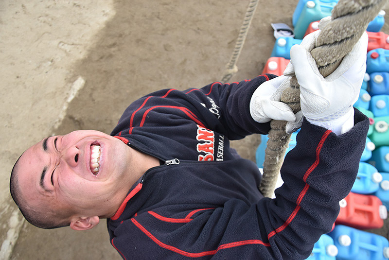 ストロングスタイル センバツ おかやま山陽 練習日誌 ５ 綱登り 腕だけでてっぺんまで 岡山 毎日新聞