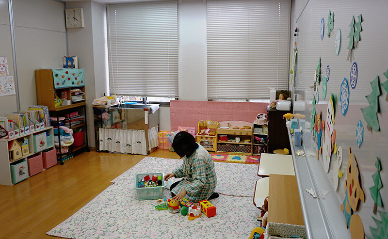 関西地方にある婦人保護施設の「保育室」で、玩具の手入れをする職員。DVなどで一時保護される女性の子どもを保育する場だが、「子どもの心をケアするのに十分な人員は足りていない」という=反橋希美撮影