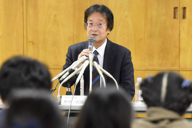 中央区立泰明小学校のアルマーニによるデザイン監修の「標準服」について、記者会見する同校の和田利次校長=同区役所で