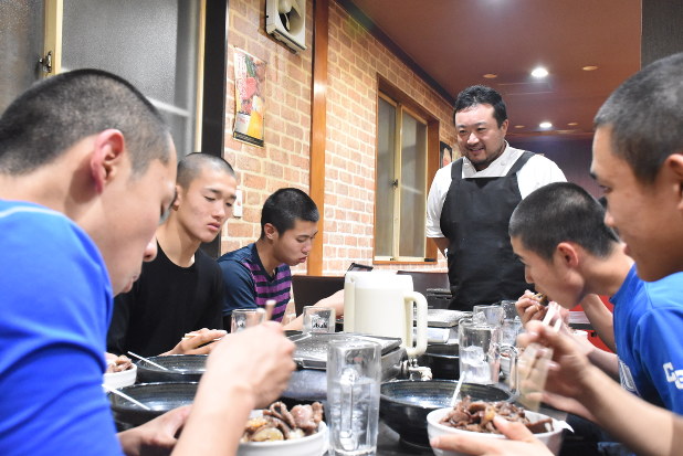 勝負心 春 ２０１８センバツ中央学院 第２部 支える人たち １ 焼き肉店 東苑 店主 伊藤利朗さん 千葉 毎日新聞