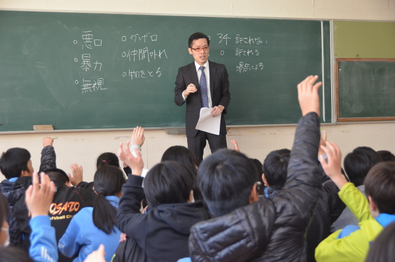 いじめの防止を呼びかける中須賀友亮弁護士(奥)=津市八町3の新町小学校で