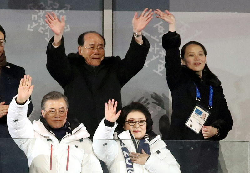 入場行進する韓国と北朝鮮の選手団に手を振る北朝鮮の金永南最高人民会議常任委員長(上段左)と金与正朝鮮労働党第1副部長(同右)、韓国の文在寅大統領(下段左)=平昌五輪スタジアムで9日、ロイター