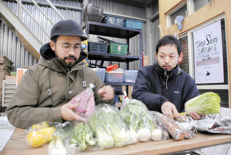 「野菜は季節の便り」と話す鈴木鉄平さん(左)と山代徹さん。お試しセットの宅配は2500円。問い合わせは青果ミコト屋(045・530・4551)=川畑さおり撮影