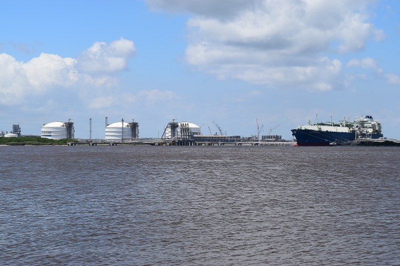 米本土唯一の液化天然ガス(LNG)輸出基地サビンパスと輸送船=米南部テキサス、ルイジアナ州境で2017年7月3日、清水憲司撮影