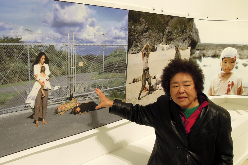 石川真生さん：沖縄の苦渋、写真絵巻に 埼玉・丸木美術館 | 毎日新聞