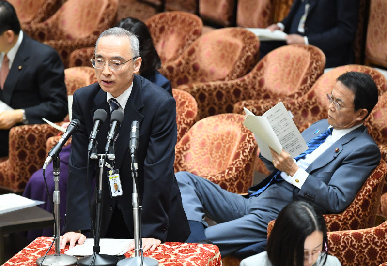 衆院予算委員会で学校法人「森友学園」への国有地売却問題について答える財務省の太田充理財局長（左）。右端は麻生太郎財務相＝国会内で２０１８年２月９日午前１０時１４分、川田雅浩撮影