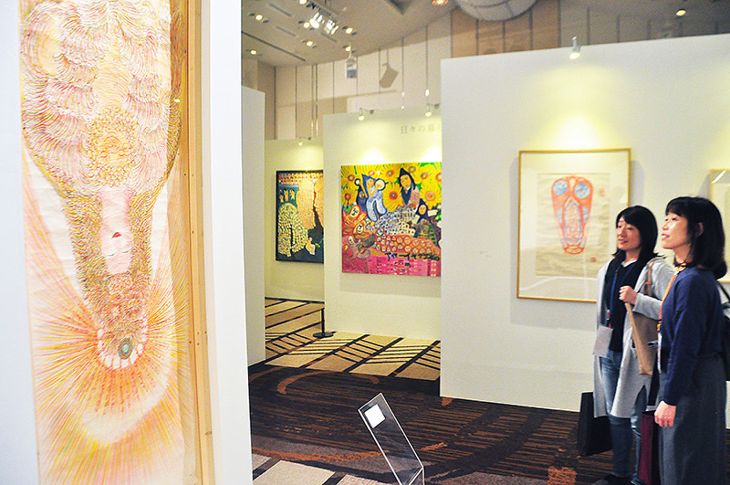 日本と中国の「アール・ブリュット」作品を集めた企画展=大津市におの浜のびわ湖大津プリンスホテルで、大原一城撮影