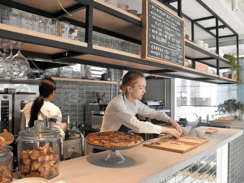 東京・渋谷にできた「Turn Table」のカフェ。宿泊者以外も立ち寄ることができる=東京都渋谷区神泉町で2018年2月10日、松山文音撮影