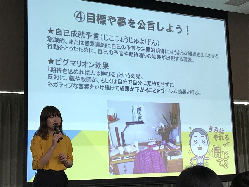 講演する小林さやかさん=静岡市葵区で2月11日、井上知大撮影