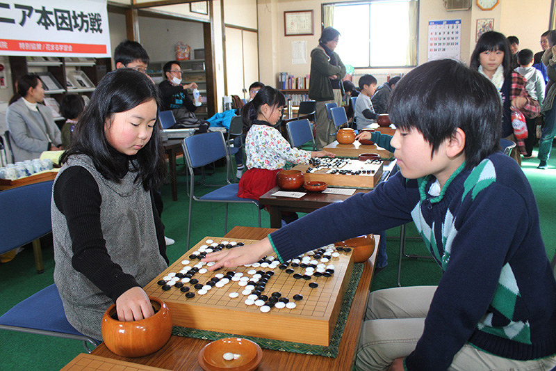 真剣な表情で対局する子どもたち=岡山市中区中島で、竹田迅岐撮影
