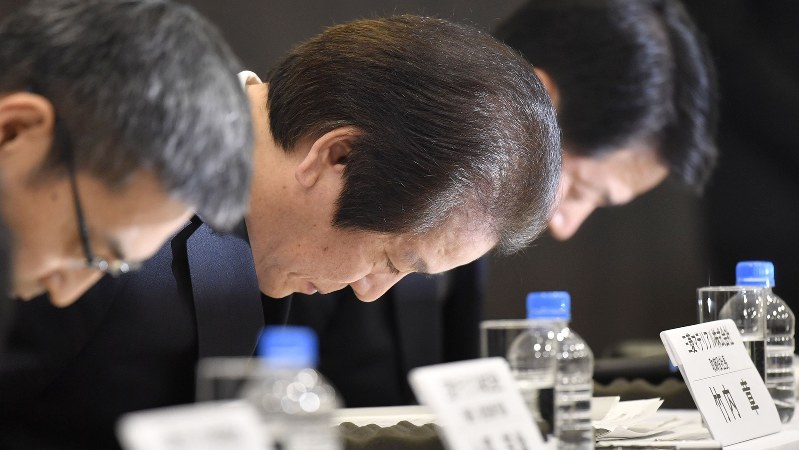 記者会見で謝罪する三菱マテリアルの竹内章社長(中央)=2018年2月8日、藤井達也撮影