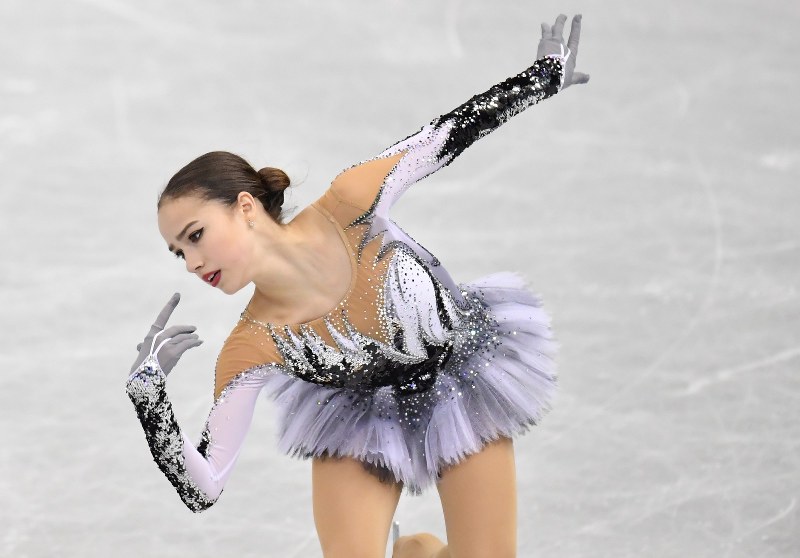 グランプリファイナル女子SPで演技するアリーナ・ザギトワ=2017年12月8日、宮間俊樹撮影