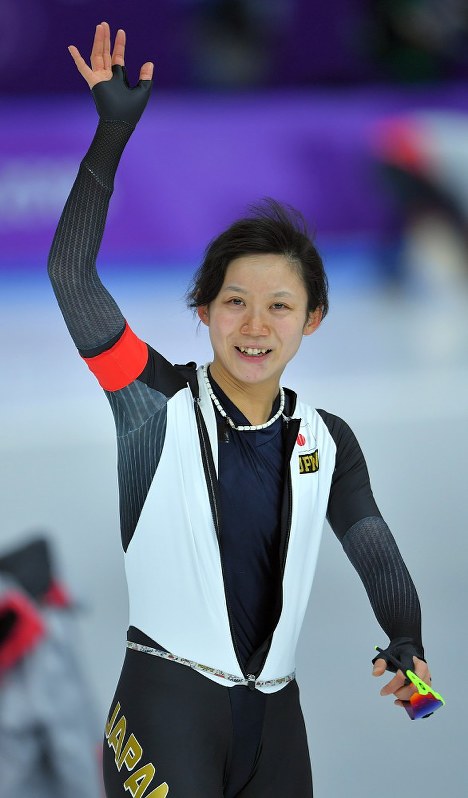 女子1500メートルで銀メダルを獲得し声援に応える高木美帆=江陵オーバルで2018年2月12日、手塚耕一郎撮影