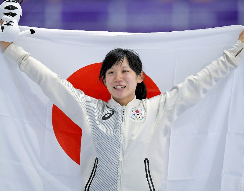 スピードスケート女子1500メートルで銀メダルを獲得し、日の丸を掲げて笑顔を見せる高木美帆=江陵オーバルで2018年2月12日、手塚耕一郎撮影