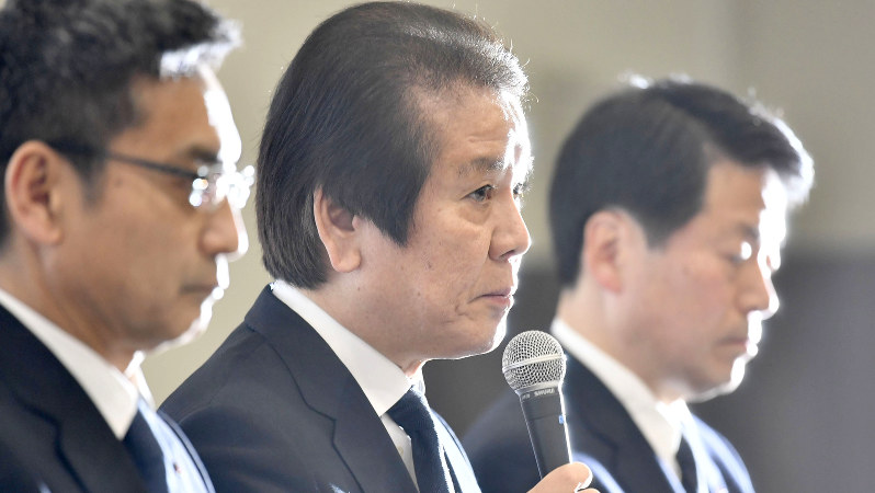 記者会見で記者の質問に答える三菱マテリアルの竹内章社長(中央)=2018年2月8日、藤井達也撮影