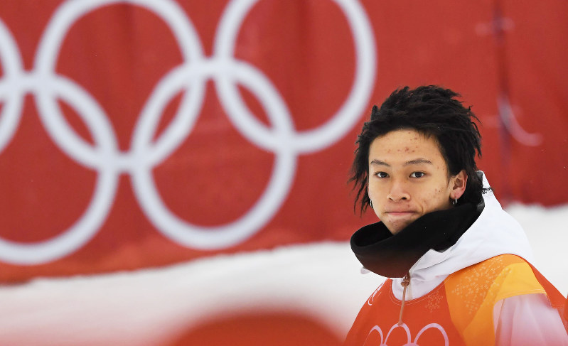 【平昌五輪】スノーボード男子ハーフパイプで2位になり、表彰式で唇をかむ平野歩夢=フェニックス・スノーパークで2018年2月14日、山崎一輝撮影