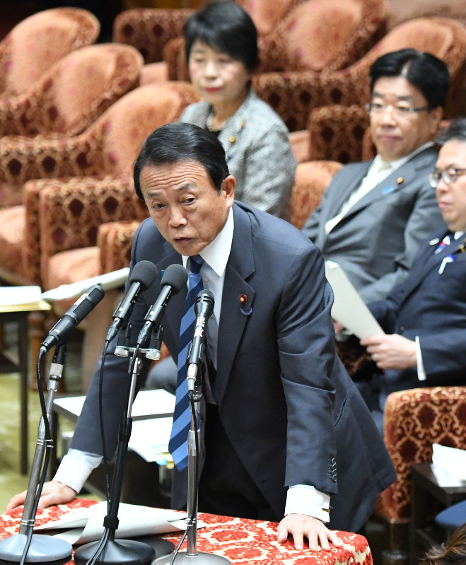 衆院予算委員会で答弁する麻生太郎財務相=国会内で2018年2月13日、川田雅浩撮影