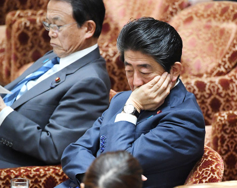 衆院予算委員会で質問を聞く安倍晋三首相（右）＝国会内で２０１８年２月１３日、川田雅浩撮影
