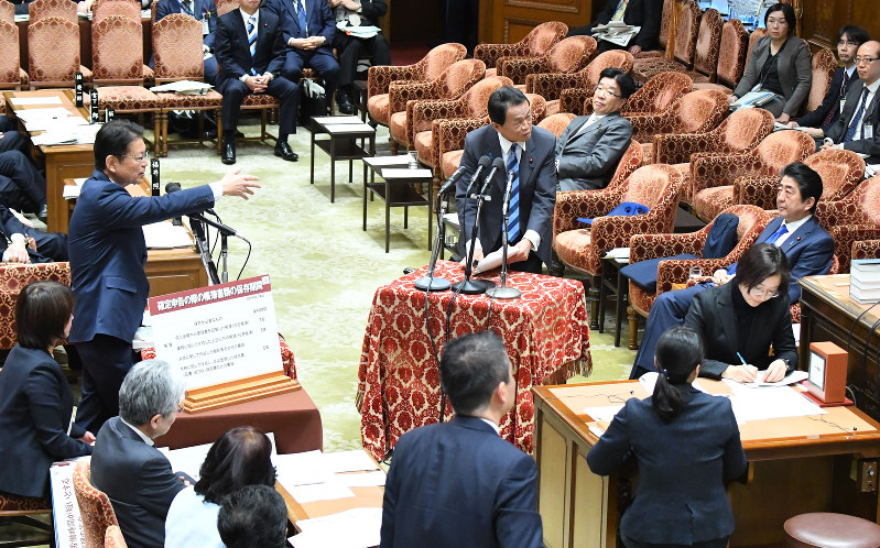 「森友学園」への国有地売却問題について安倍首相(右端)に答弁を求める立憲民主党の長妻昭代表代行(左端)=国会内で2018年2月13日、川田雅浩撮影