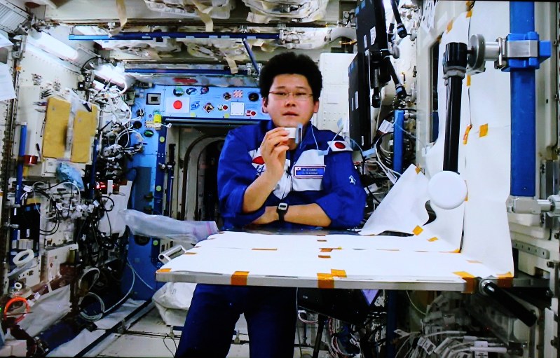 金井飛行士：高校生提案の実験 「紙バネ」予想外の動きも | 毎日新聞