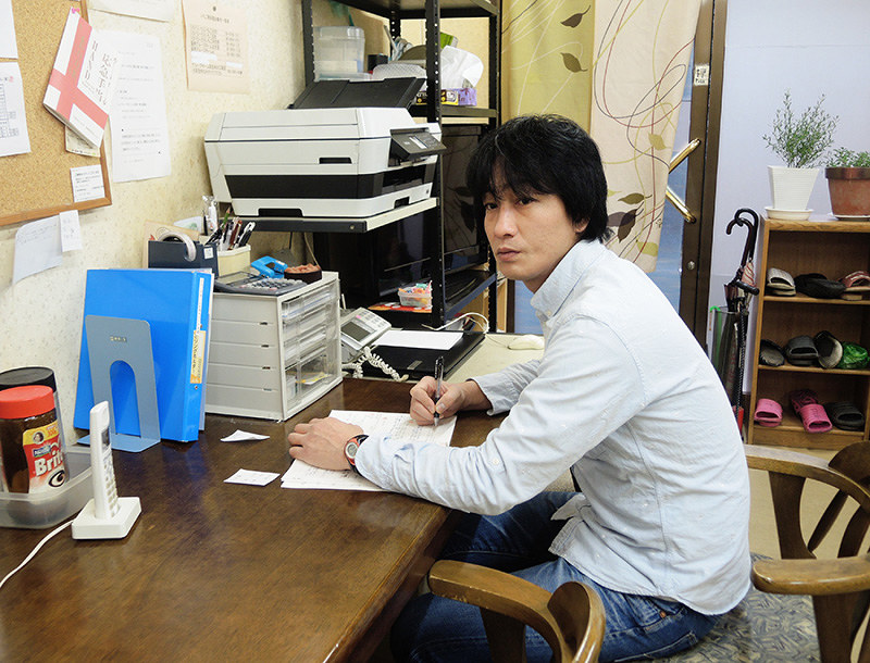 グループホームで働く渡辺洋次郎さん=大阪市内で2018年1月17日、玉木達也撮影
