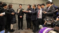 報道陣の質問に答えるコインチェックの大塚雄介取締役（２月１３日、和田大典撮影）