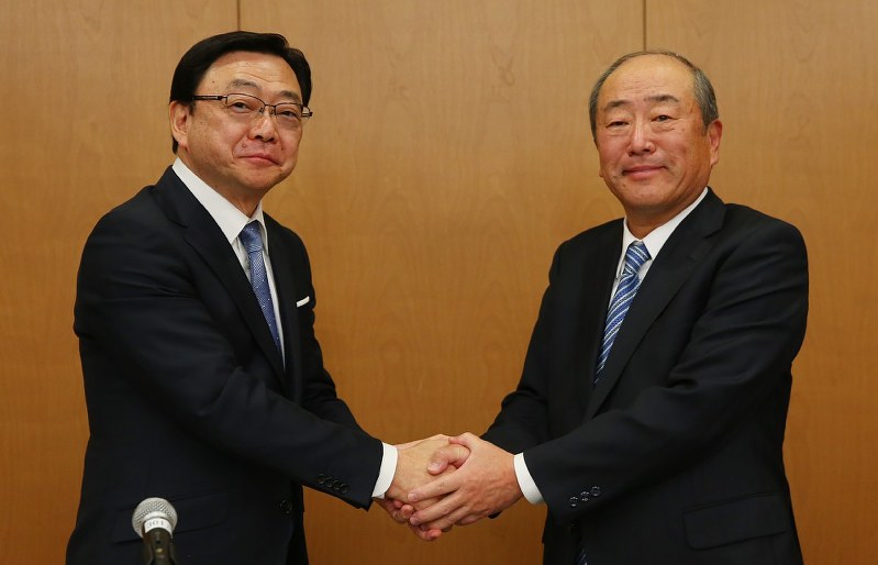 社長就任が決まり、出光興産の月岡隆社長(右)と握手を交わす木藤俊一副社長=東京都千代田区で2018年2月14日午後4時55分、小川昌宏撮影