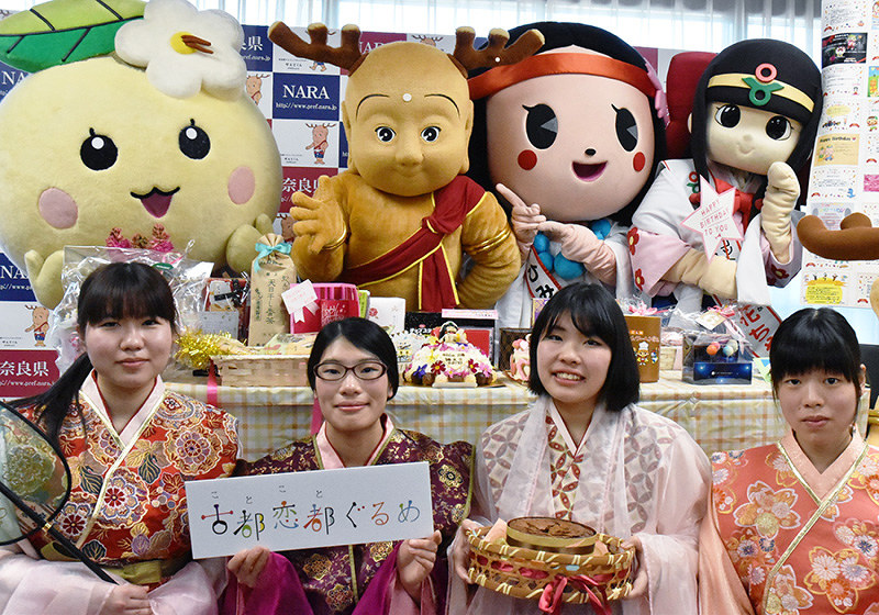 誕生10年で各方面からの祝福を受けたせんとくん(後列左から2番目)=奈良県庁で、大西咲子撮影