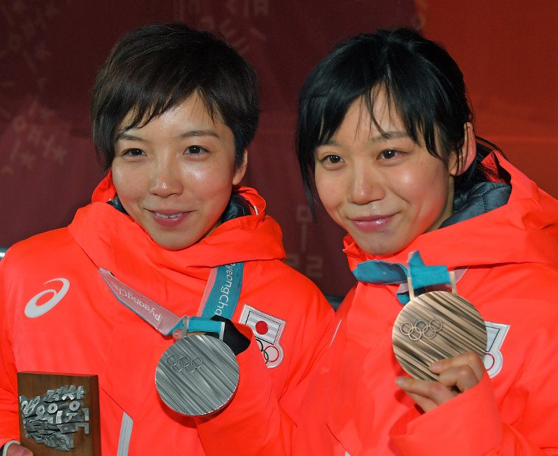 表彰式を終え、メダルを手に笑顔を見せる小平(左)と高木美=平昌メダルプラザで2018年2月15日、手塚耕一郎撮影