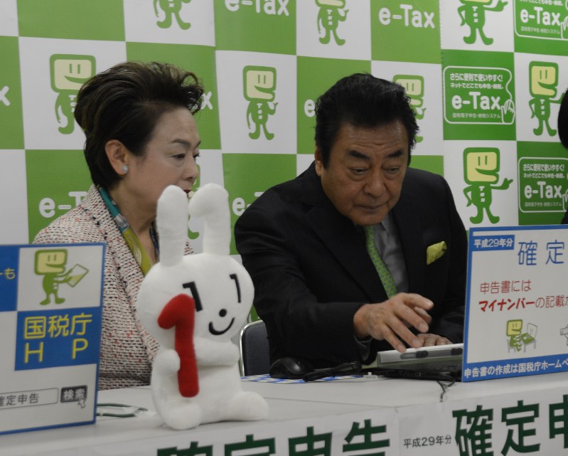 確定申告の手続きをする俳優の高橋英樹さん夫妻=東京都港区の品川税務署で16日午前10時、松浦吉剛撮影