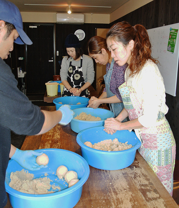 雨風のみそ作り教室に参加し、材料を団子状に丸める参加者ら=堺市西区で、倉田陶子撮影