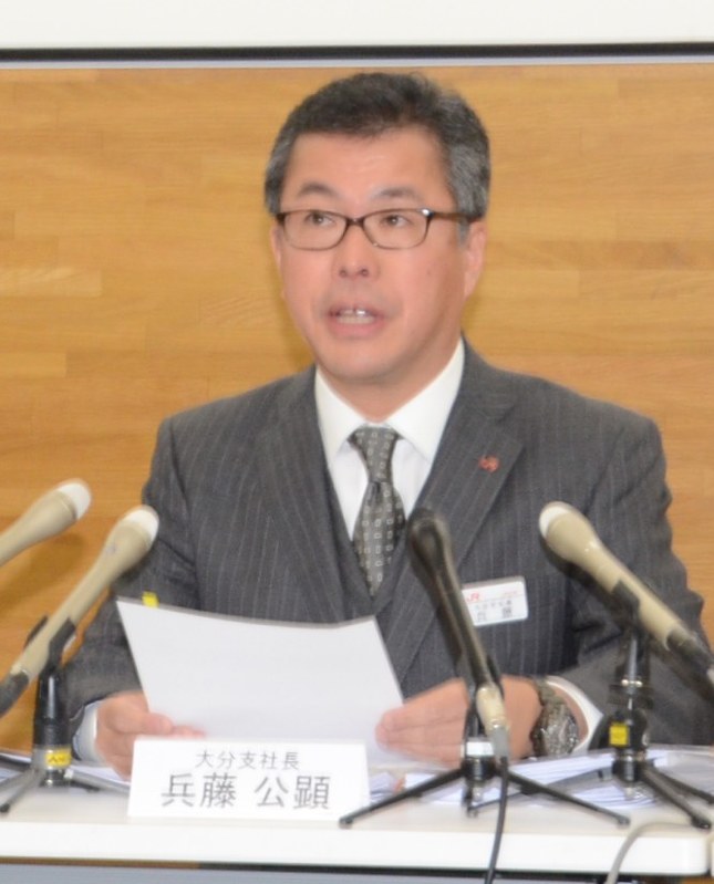 新ダイヤと無人化について発表する兵藤支社長