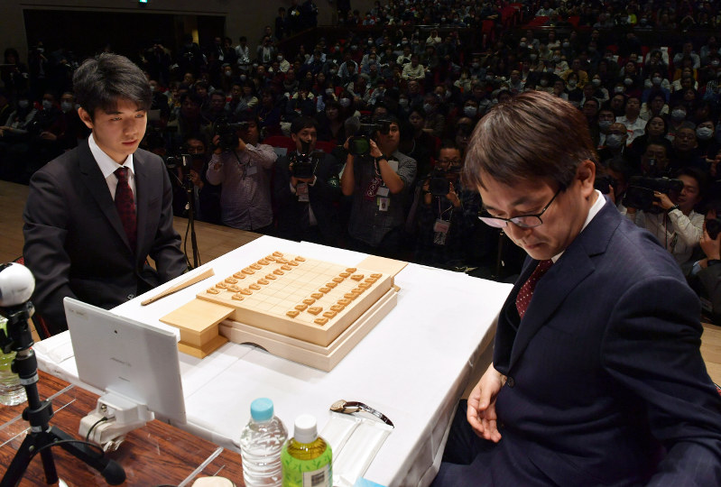 羽生善治竜王(右)と対戦する聡太五段=東京都千代田区で2018年2月17日午前10時28分、西本勝撮影