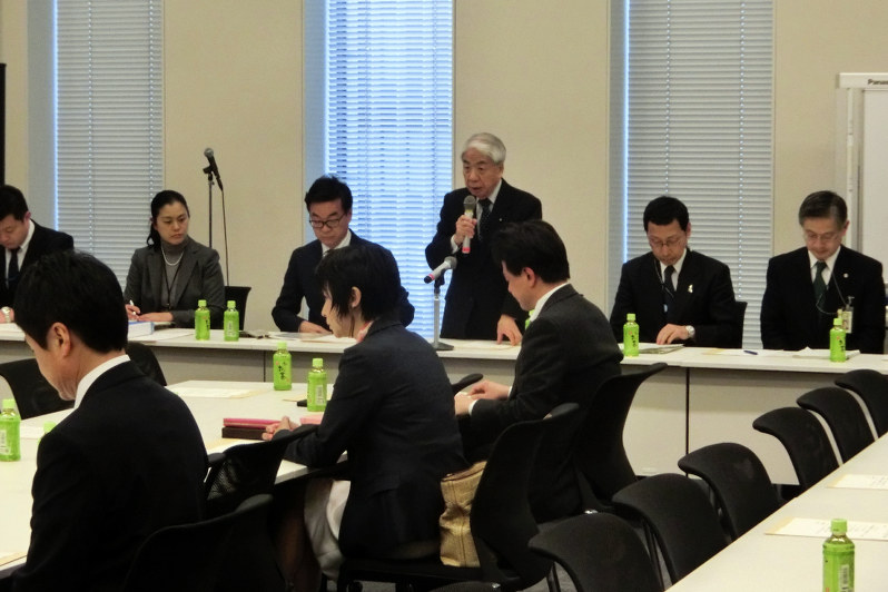 受動喫煙対策の強化を求める超党派の議員連盟は臨時総会を開き、「厚生労働省案は緩すぎる」として対案提出を目指すことが決まった=2018年2月13日、山田泰蔵撮影