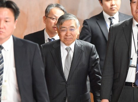 衆院財務金融委員会の答弁を終えて委員会室を後にする日銀の黒田東彦総裁（中央）＝国会内で２０１８年２月１６日午前１１時３６分、川田雅浩撮影