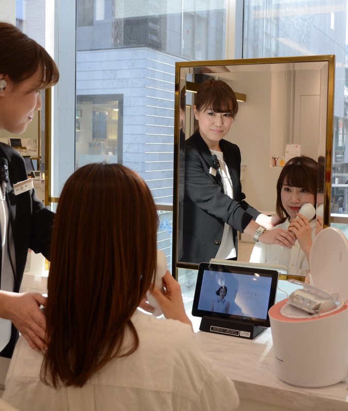 専門スタッフの指導によりパナソニックの美容家電を試すことができる=東京都中央区のパナソニックビューティーサロン銀座で2018年1月26日、古屋敷尚子撮影