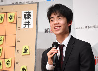 朝日杯将棋オープン戦で広瀬章人八段との決勝に勝って優勝し、大盤を使った感想戦で喜びを語る藤井聡太六段＝東京都千代田区で２０１８年２月１７日午後５時９分、丸山博撮影