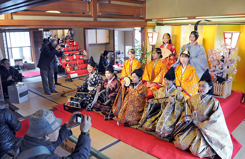 近江商人の旧屋敷内にならんだ人間のおひな様たち=滋賀県東近江市五個荘金堂町で、金子裕次郎撮影