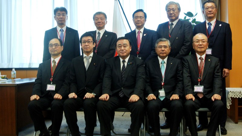 内閣府から表彰を受ける各金融機関の代表者
