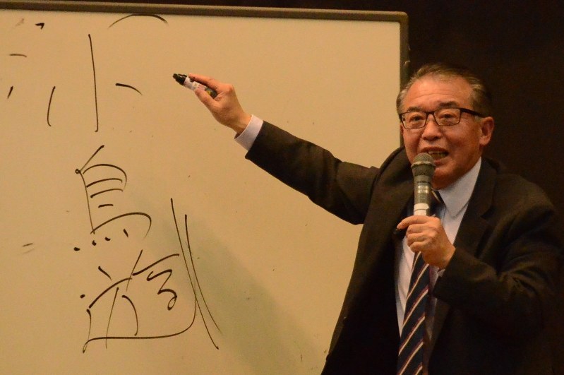 全国の珍しい名字を紹介する高信幸男さん=須坂市常盤町の市中央公民館で