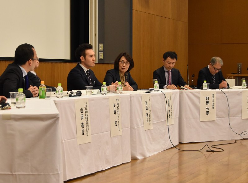 2020年度からスタートする大学入学共通テストでの、英語の民間資格・検定試験の導入を巡って白熱した議論を展開するパネリストたち=東京都文京区の東京大学で10日午後